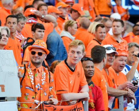 KNVB wil stadiontickets aan ID-kaarten koppelen; fans maken zich zorgen