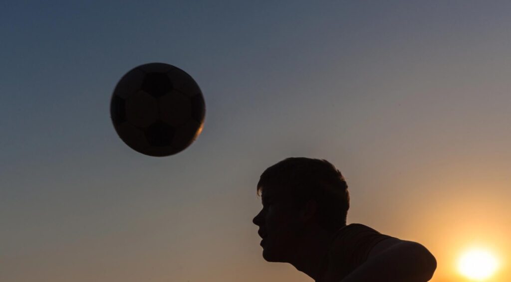 Koppen in het voetbal gerelateerd aan tijdelijke hersenletsel markers, studie Amsterdam UMC