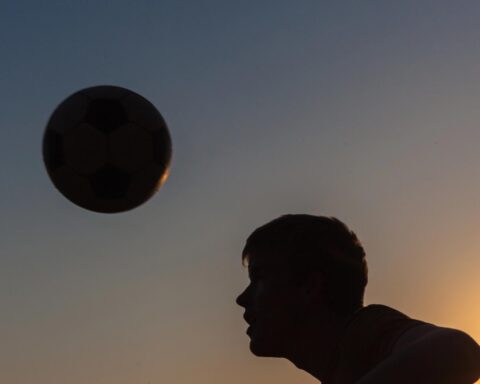 Koppen in het voetbal gerelateerd aan tijdelijke hersenletsel markers, studie Amsterdam UMC