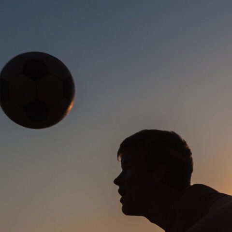 Koppen in het voetbal gerelateerd aan tijdelijke hersenletsel markers, studie Amsterdam UMC