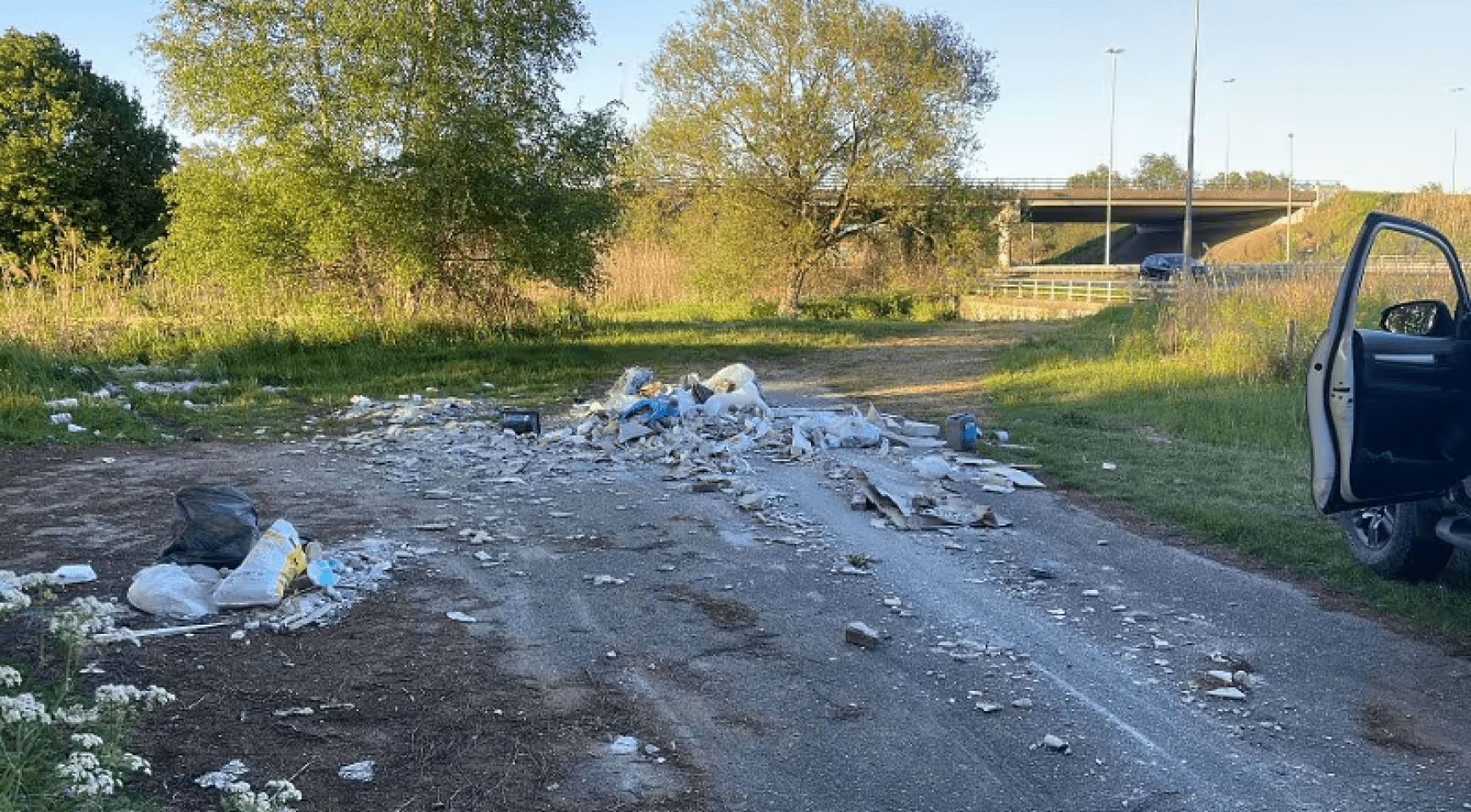Man aangehouden na illegaal dumpen van badkamerafval in Moerenburg nabij A65