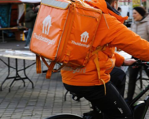 Man in Thuisbezorgd-helm verdacht van reeks overvallen in Rotterdam nog op de vlucht