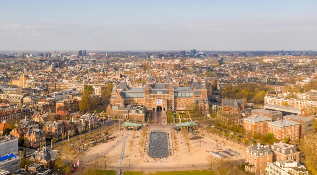 Meer dan 1.500 mensen aan 900 meter lange eettafel in Amsterdam voor asielzoekers