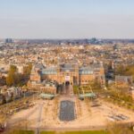 Meer dan 1.500 mensen aan 900 meter lange eettafel in Amsterdam voor asielzoekers