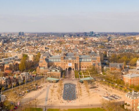 Meer dan 1.500 mensen aan 900 meter lange eettafel in Amsterdam voor asielzoekers