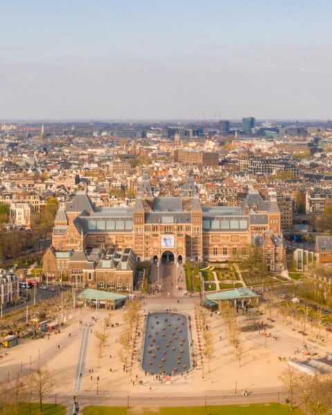 Meer dan 1.500 mensen aan 900 meter lange eettafel in Amsterdam voor asielzoekers