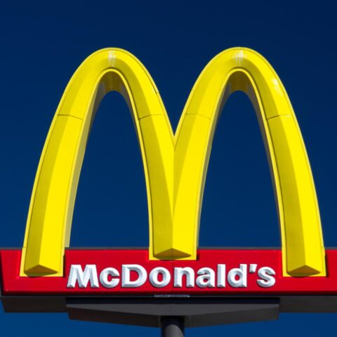 Meisje raakt ernstig gewond aan voet, teen geamputeerd na voorval op McDonald’s glijbaan