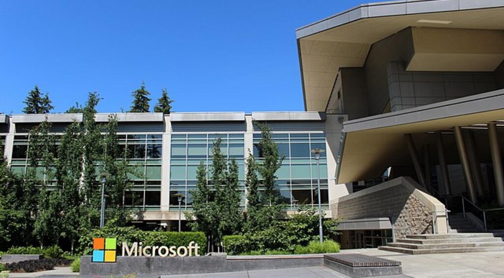 Microsoft beschuldigd van het lekken van namen van Nederlandse ambtenaren aan de Amerikaanse overheid