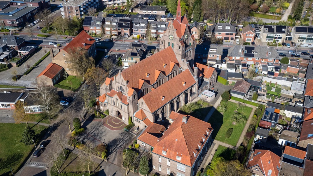Monumentaal kerkcomplex in Hengelo te koop met unieke neogotische en Delftse School-invloeden