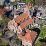 Monumentaal kerkcomplex in Hengelo te koop met unieke neogotische en Delftse School-invloeden