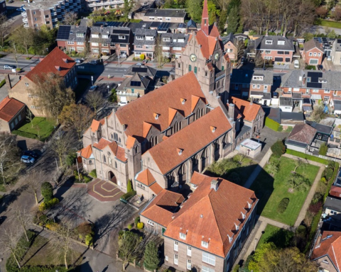 Monumentaal kerkcomplex in Hengelo te koop met unieke neogotische en Delftse School-invloeden