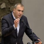 MP verdedigt opmerkingen over Palestijnen en erkent fout in toon te midden van politieke druk