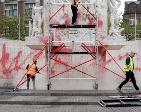 Nationaal WWII-monument in Amsterdam beklad vóór herdenkingsdag