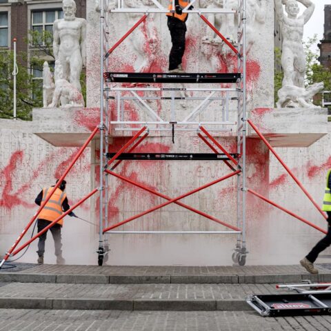 Nationaal WWII-monument in Amsterdam beklad vóór herdenkingsdag