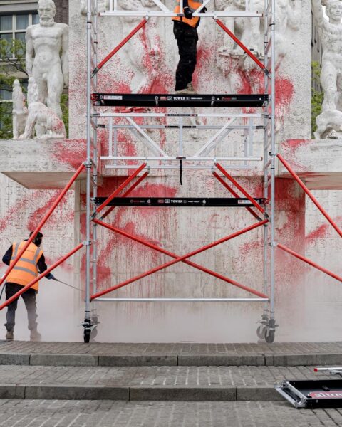 Nationaal WWII-monument in Amsterdam beklad vóór herdenkingsdag