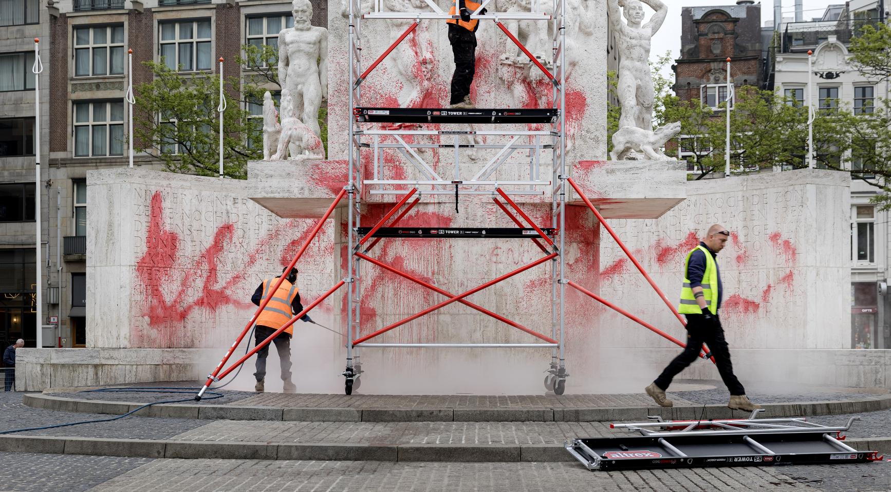 Nationaal WWII-monument in Amsterdam beklad vóór herdenkingsdag