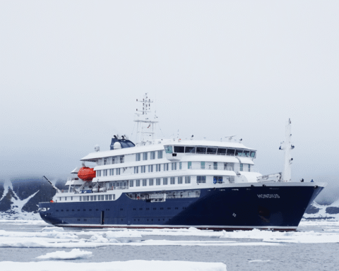 Nederland overweegt medische evacuatie van besmette personen van het cruiseschip Hondius