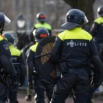 Nederland werkt aan nieuwe wapens voor de oproepolitie na rechts-extremistische rellen in Den Haag