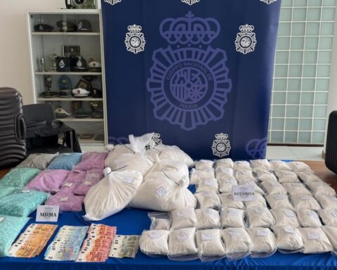 Nederlander aangehouden met koffer vol ketamine op Ibiza, verband met drugsvangst in Rotterdam