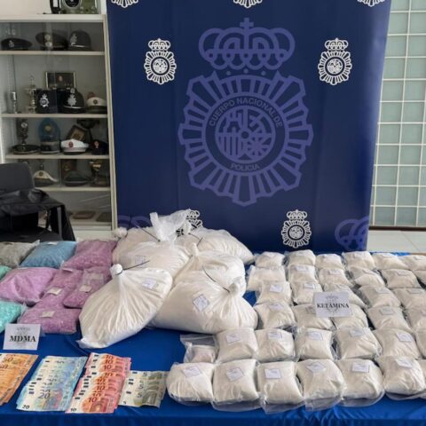 Nederlander aangehouden met koffer vol ketamine op Ibiza, verband met drugsvangst in Rotterdam