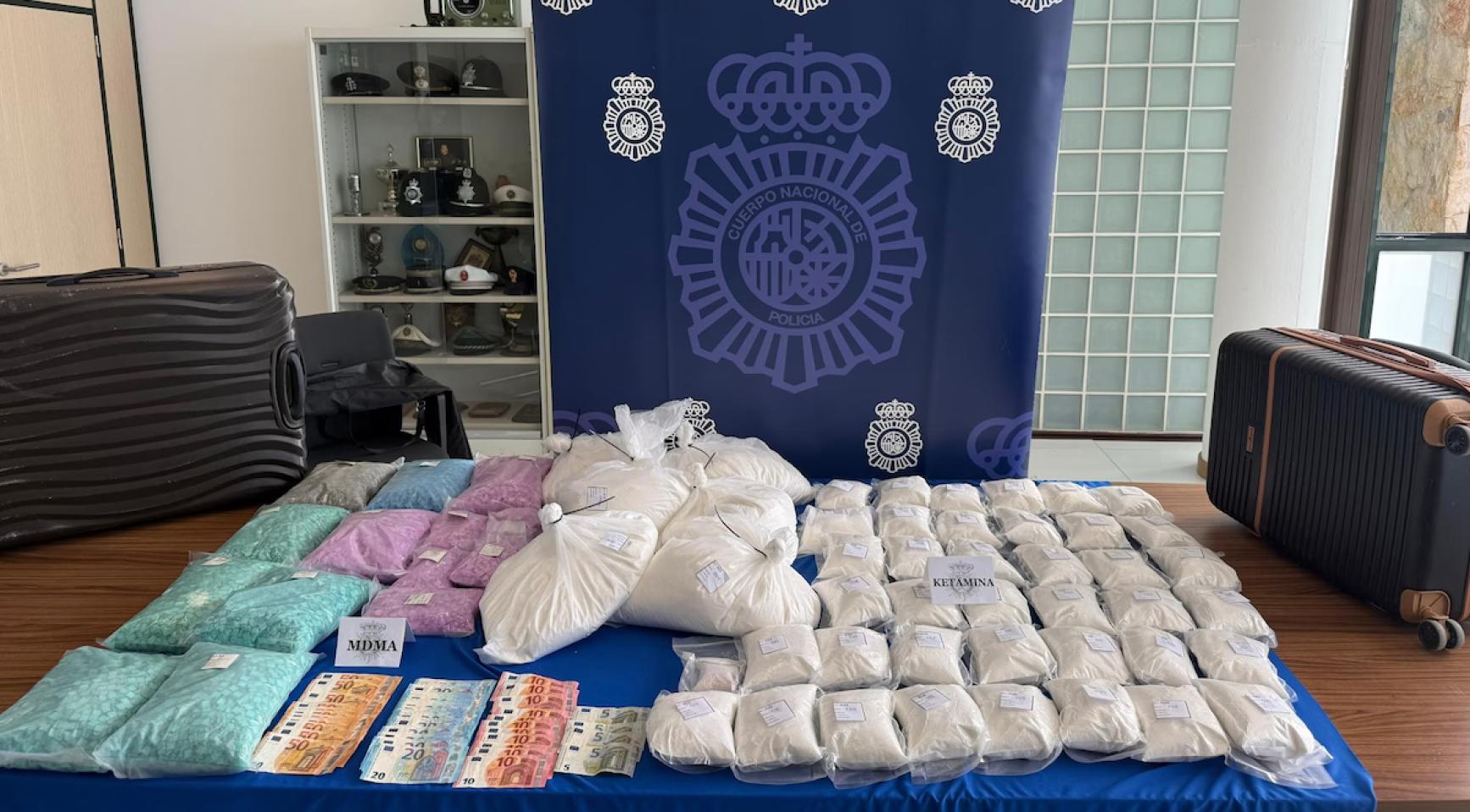 Nederlander aangehouden met koffer vol ketamine op Ibiza, verband met drugsvangst in Rotterdam