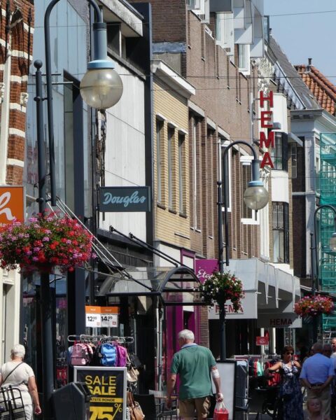 Nederlandse consumentenbestedingen stijgen in maart ondanks inflatie en dalend vertrouwen