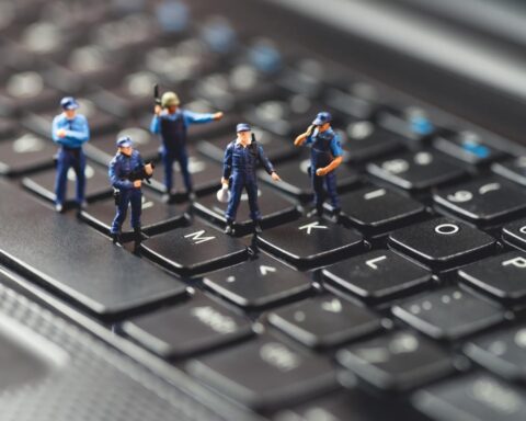 Nederlandse politie verplicht 60.000 agenten om dagelijks cybercriminaliteit aan te pakken