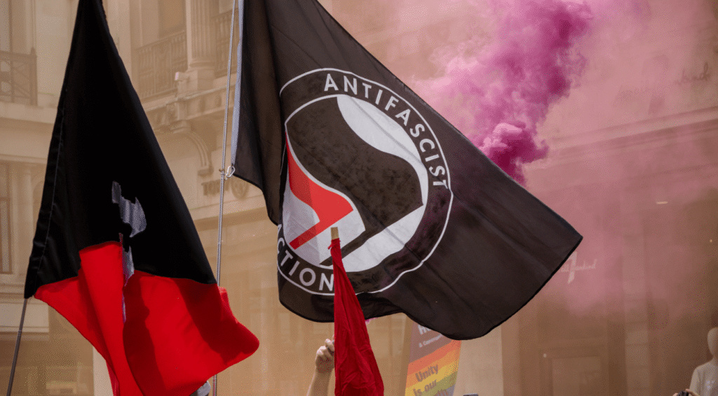 Nederlandse regering labelt Antifa niet als terroristische organisatie door gebrek aan centrale structuur