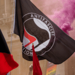 Nederlandse regering labelt Antifa niet als terroristische organisatie door gebrek aan centrale structuur