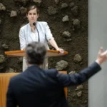 Onrustig debat in Tweede Kamer over geweld bij azc-demonstraties