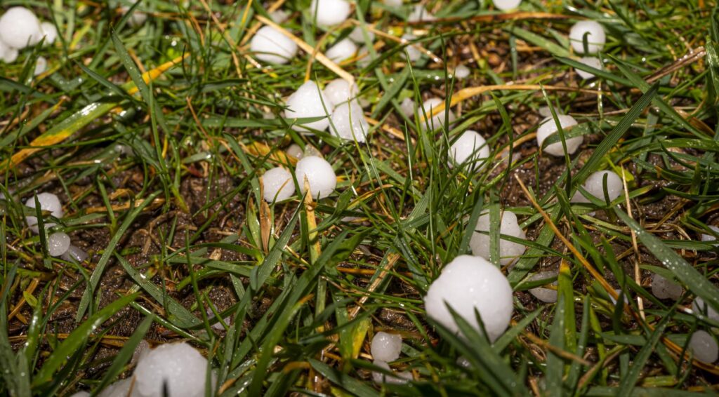 Onweer en hagel van 2 centimeter treffen het zuiden van Nederland en stoppen brandbestrijding