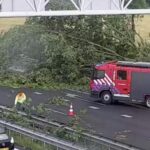 Onweersbuien veroorzaken meerdere woningbranden en verstoren treinverkeer in Nederland