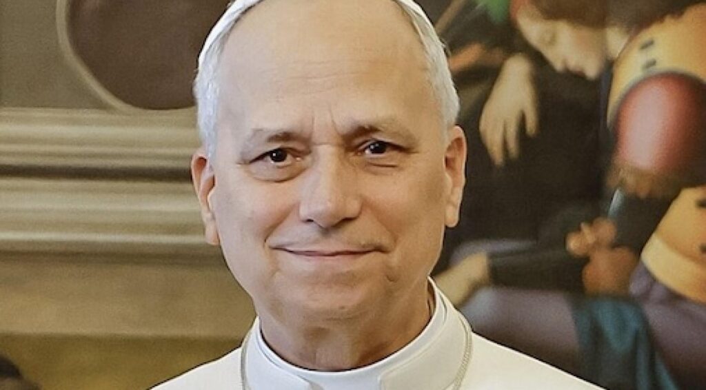 Plastic soup surfer Merijn Tinga ontmoet paus Leo XIV in het Vaticaan over statiegeldsysteem