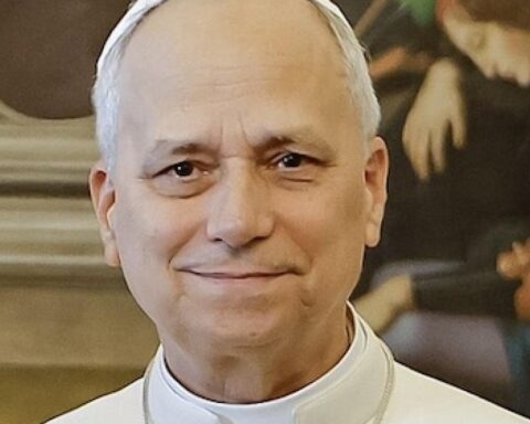 Plastic soup surfer Merijn Tinga ontmoet paus Leo XIV in het Vaticaan over statiegeldsysteem