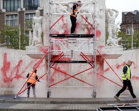 Politici veroordelen bekladding van Nationaal Monument op de Dam in Amsterdam