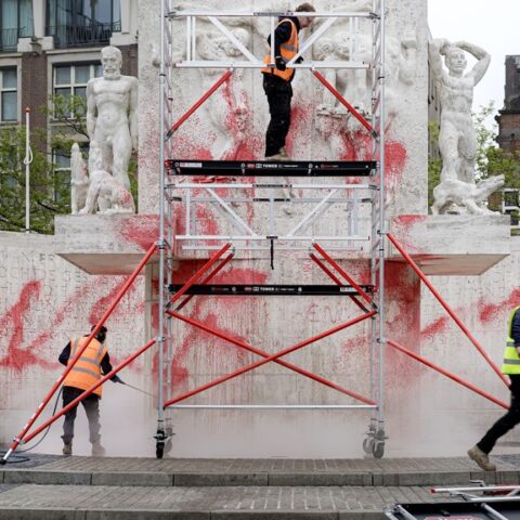Politici veroordelen bekladding van Nationaal Monument op de Dam in Amsterdam