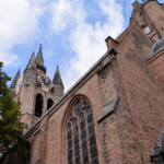 Politie arresteert man die op het dak van de Oude Kerk in Delft klimt