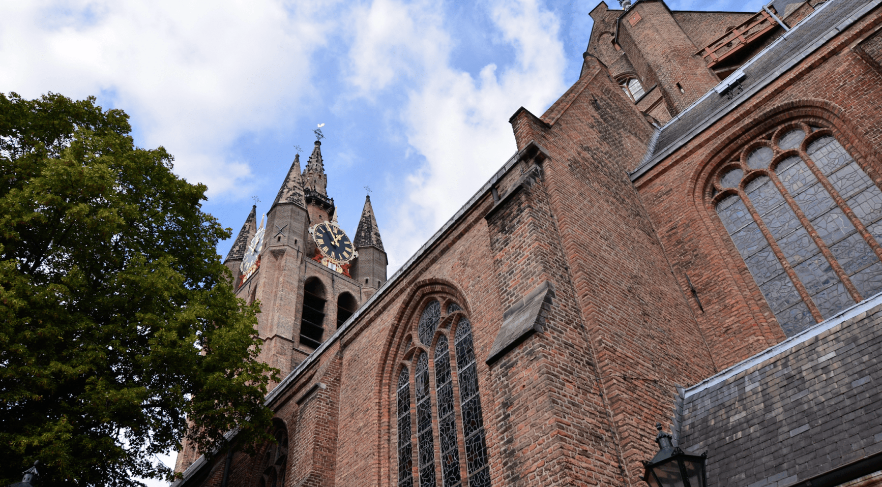 Politie arresteert man die op het dak van de Oude Kerk in Delft klimt
