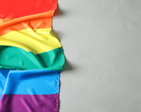 Protesters tegen immigratie slaan twee mannen met regenboogvlaggen in Groningen