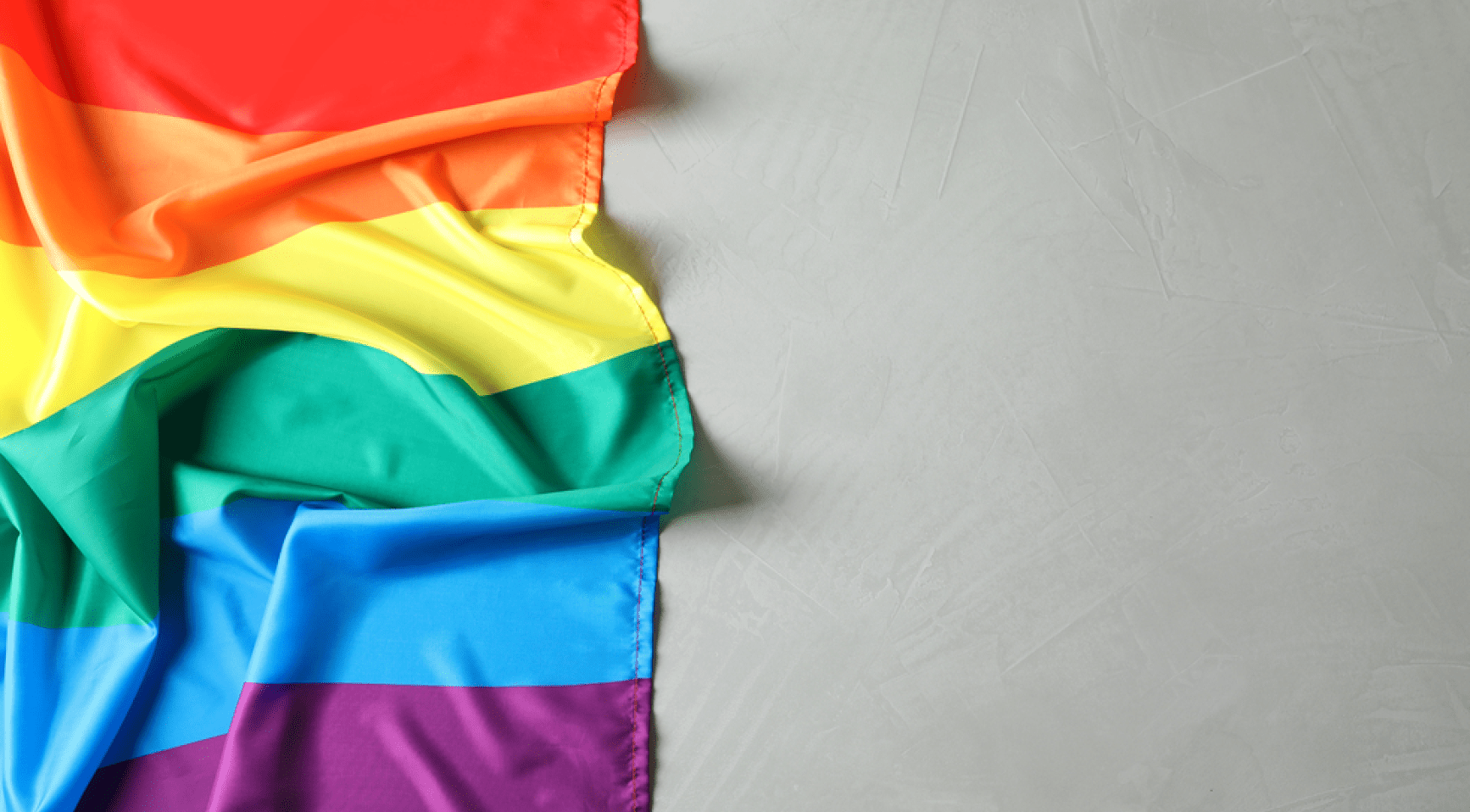 Protesters tegen immigratie slaan twee mannen met regenboogvlaggen in Groningen