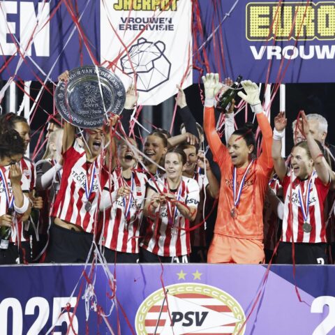 PSV vrouwen winnen eerste Eredivisie-titel na overwinning op ADO Den Haag