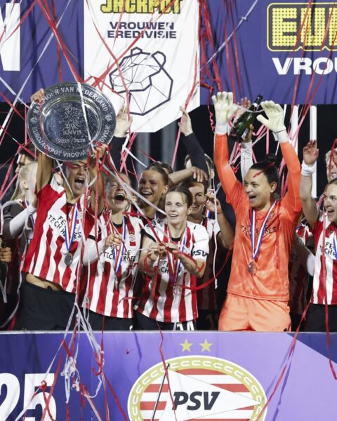 PSV vrouwen winnen eerste Eredivisie-titel na overwinning op ADO Den Haag