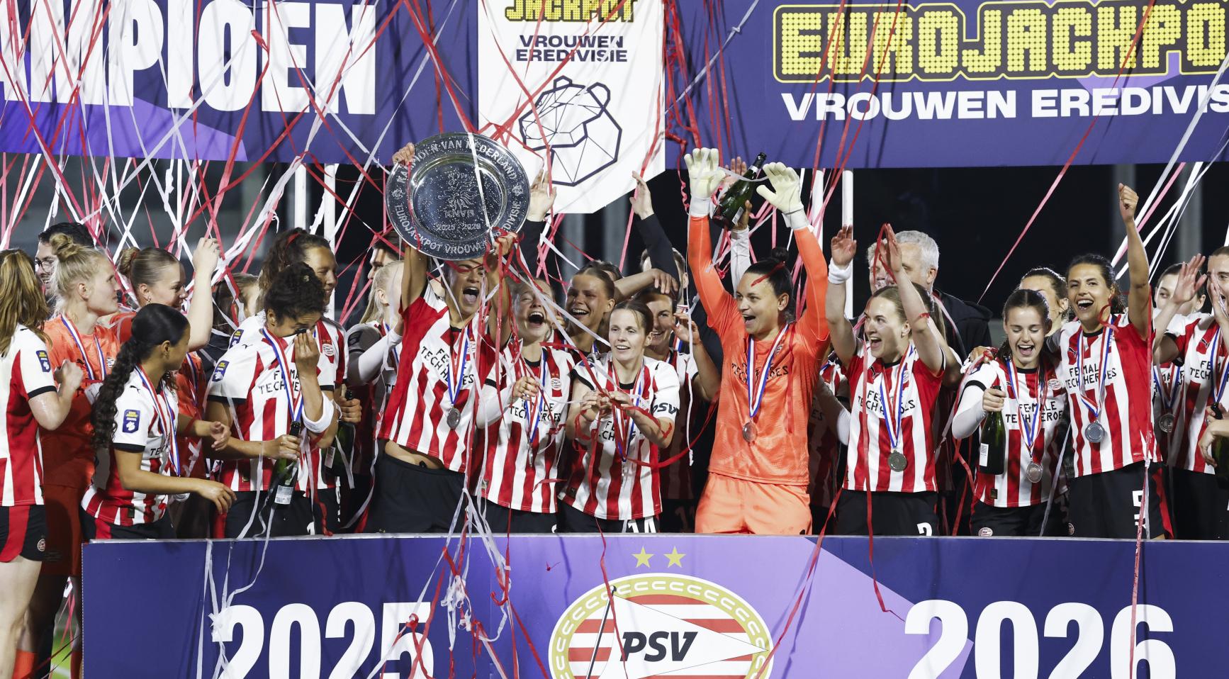PSV vrouwen winnen eerste Eredivisie-titel na overwinning op ADO Den Haag