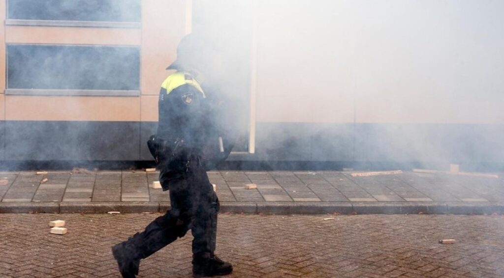 Relschoppers zetten brand aan in asielopvang in Loosdrecht met 15 asielzoekers binnen