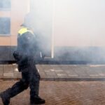 Relschoppers zetten brand aan in asielopvang in Loosdrecht met 15 asielzoekers binnen