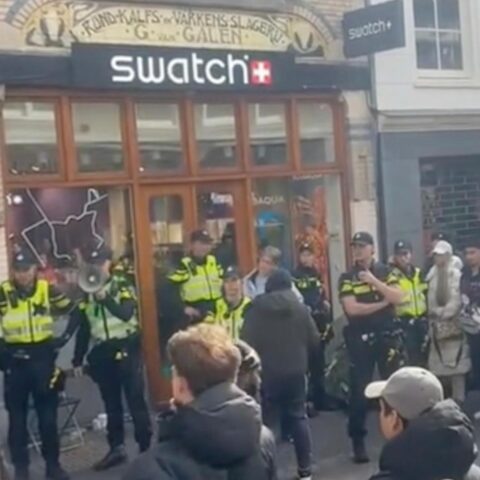 Royal Pop-horloge keert voorlopig niet terug in Swatch-winkels na chaos in Nederland