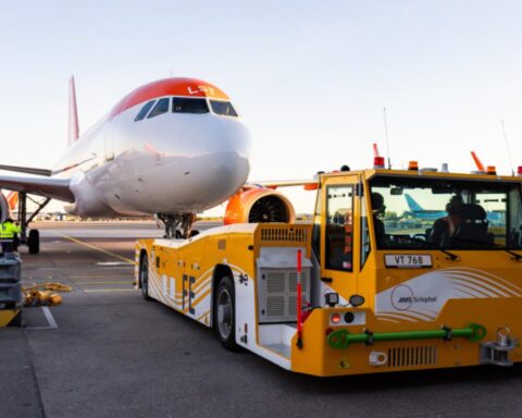 Schiphol test eerste elektrische TaxiBot ter vermindering van brandstofverbruik bij vliegtuigen