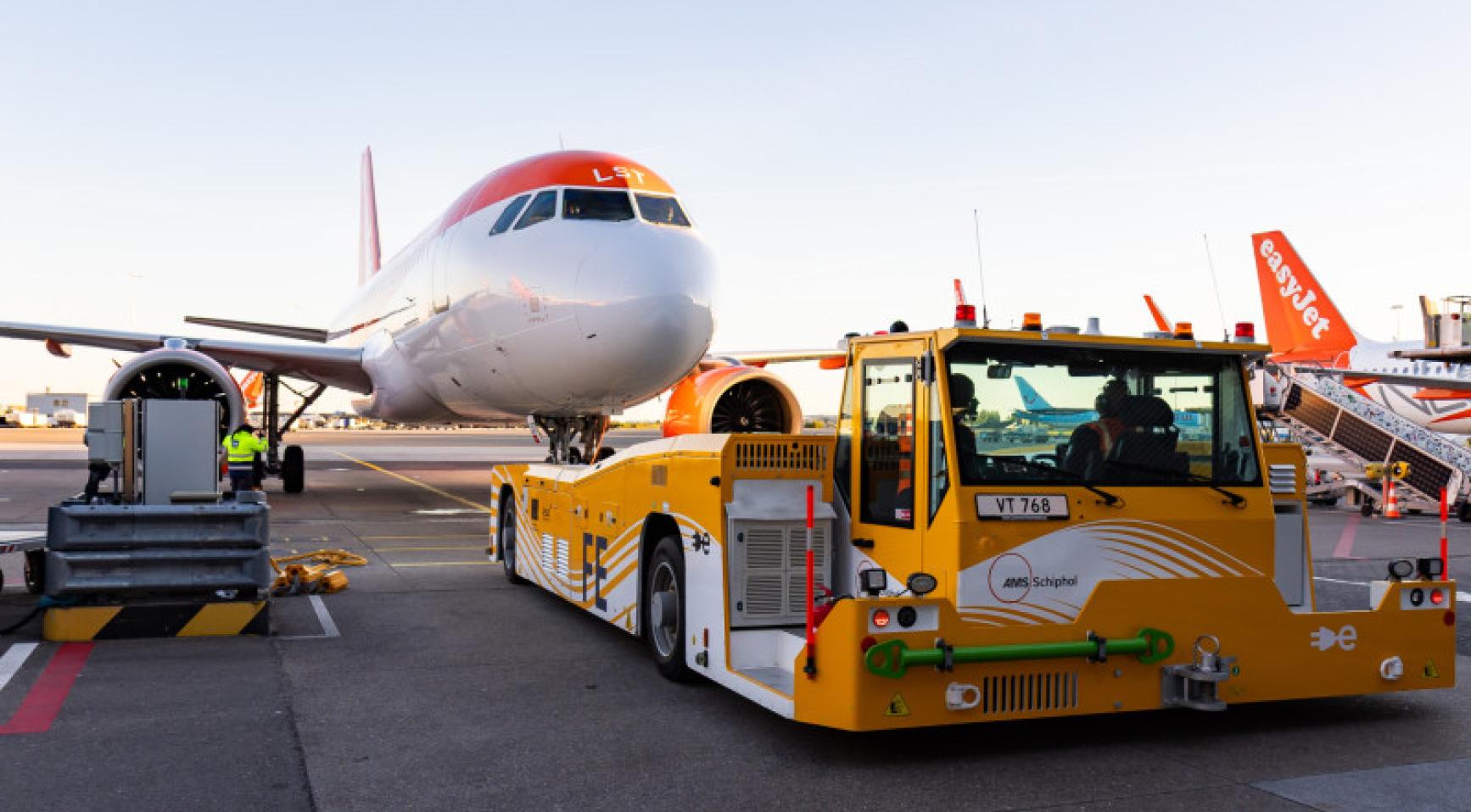 Schiphol test eerste elektrische TaxiBot ter vermindering van brandstofverbruik bij vliegtuigen