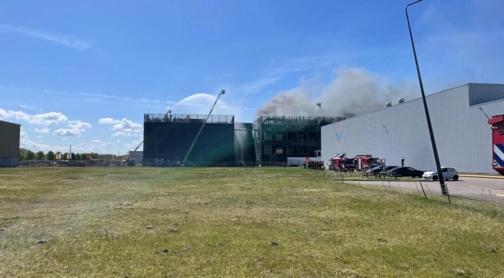 Specialistische eenheden ingezet terwijl brand datacentrum Almere verwoest; tweede NL-Alert afgegeven