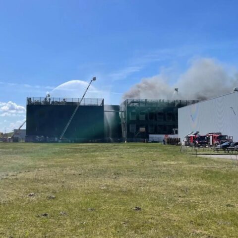 Specialistische eenheden ingezet terwijl brand datacentrum Almere verwoest; tweede NL-Alert afgegeven